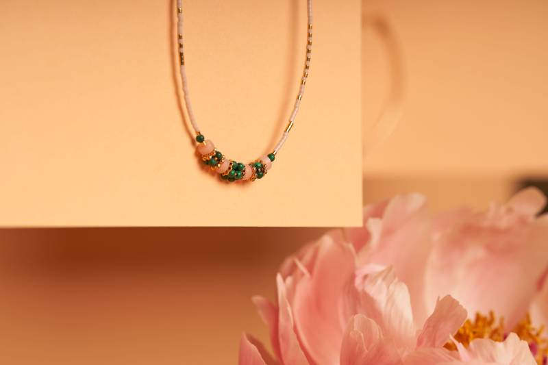 Rosafarbene Opal-Naturstein-Halskette Und Gewebte Malachit-Edelsteinperlen von ESPIEGLERIESBIJOUX