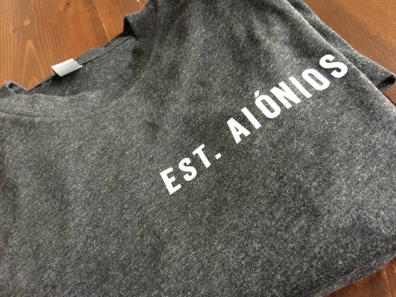 Est Aiónios/Offset-Logo T-Shirt Est Aiónios/Offset-Logo T-Shirt von ESTAIONIOS