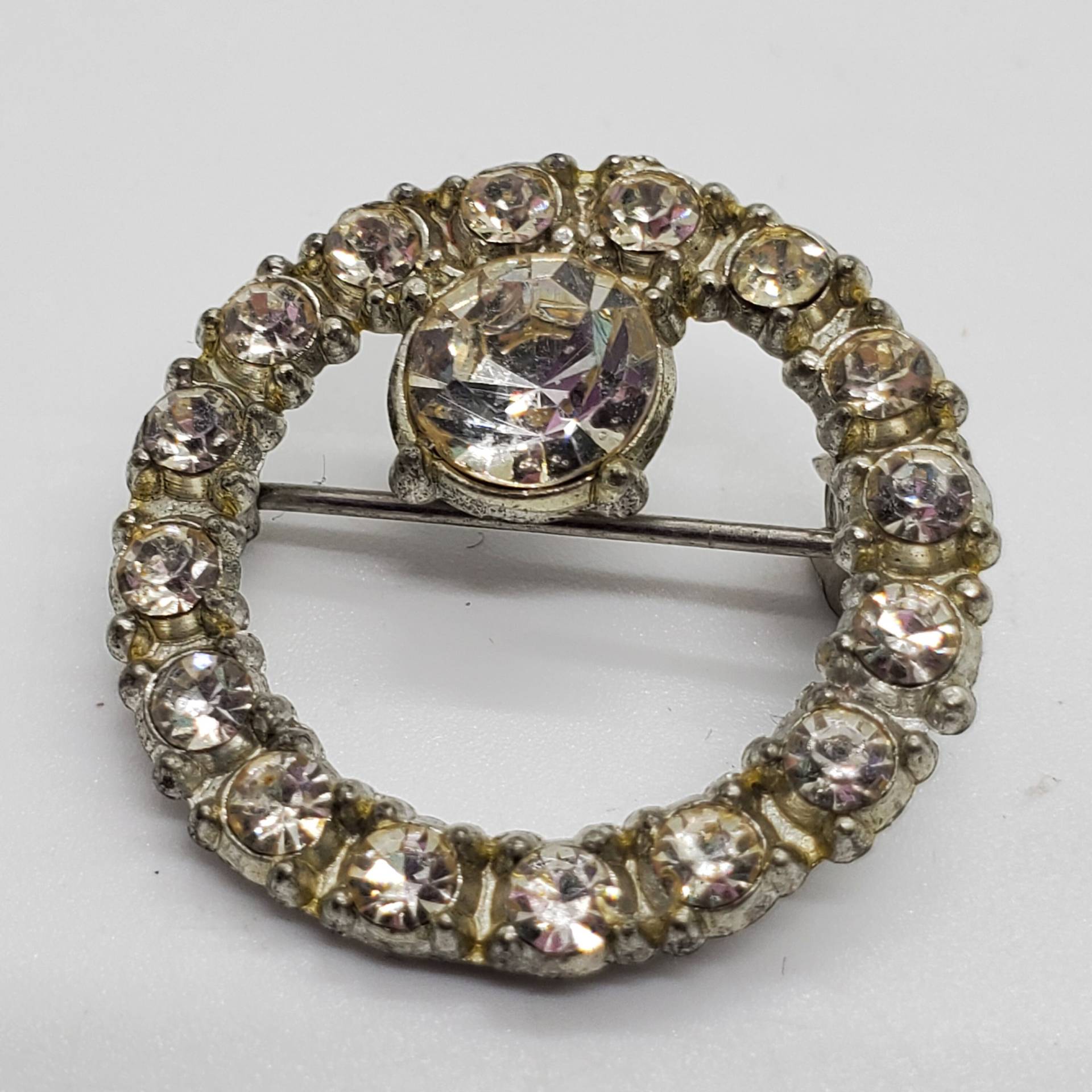 Vintage Kostüm Gem Circle Pin Mit Größeren Edelsteinen. Klare Edelsteine Vintage Kostüm Gem Circle Pin Mit Größeren Edelsteinen. Klare Edelsteine von ESTATEofEPHEMERA