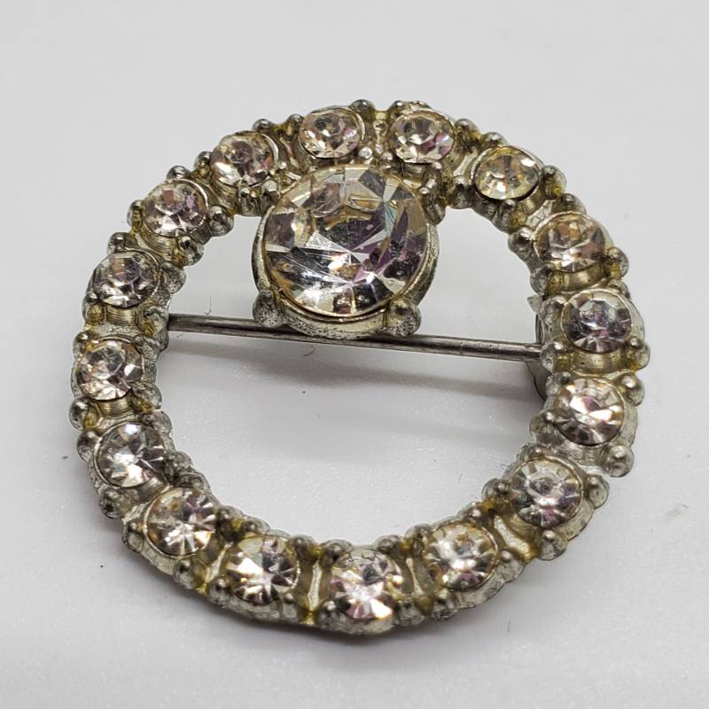 Vintage Kostüm Gem Circle Pin Mit Größeren Edelsteinen. Klare Edelsteine von ESTATEofEPHEMERA