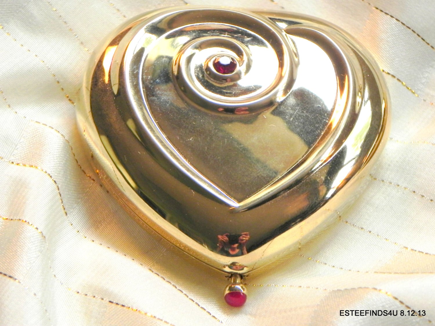 Vintage Estee Lauder Heart Translucent Powder Compact 1985 Sammlerstück Vintage Estee Lauder Heart Translucent Powder Compact 1985 Sammlerstück von ESTEEFINDS4U