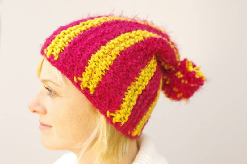 Gestreifte Beanie Mütze Rote Bommel Wintermütze von ESTtoYou