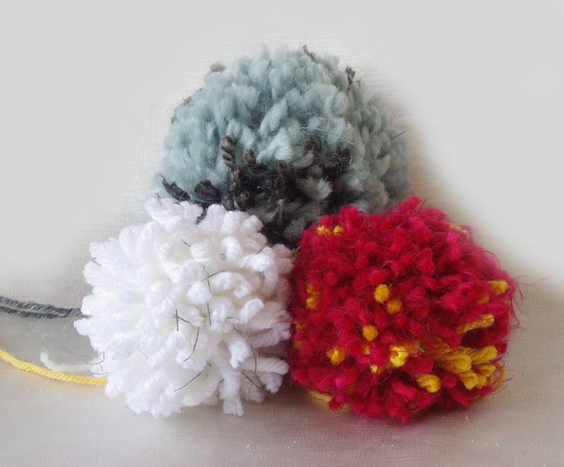 Handgemachter Pom Aus Acrylwolle Reflektierende Mütze & Home Decor | 8, 5 cm von ESTtoYou