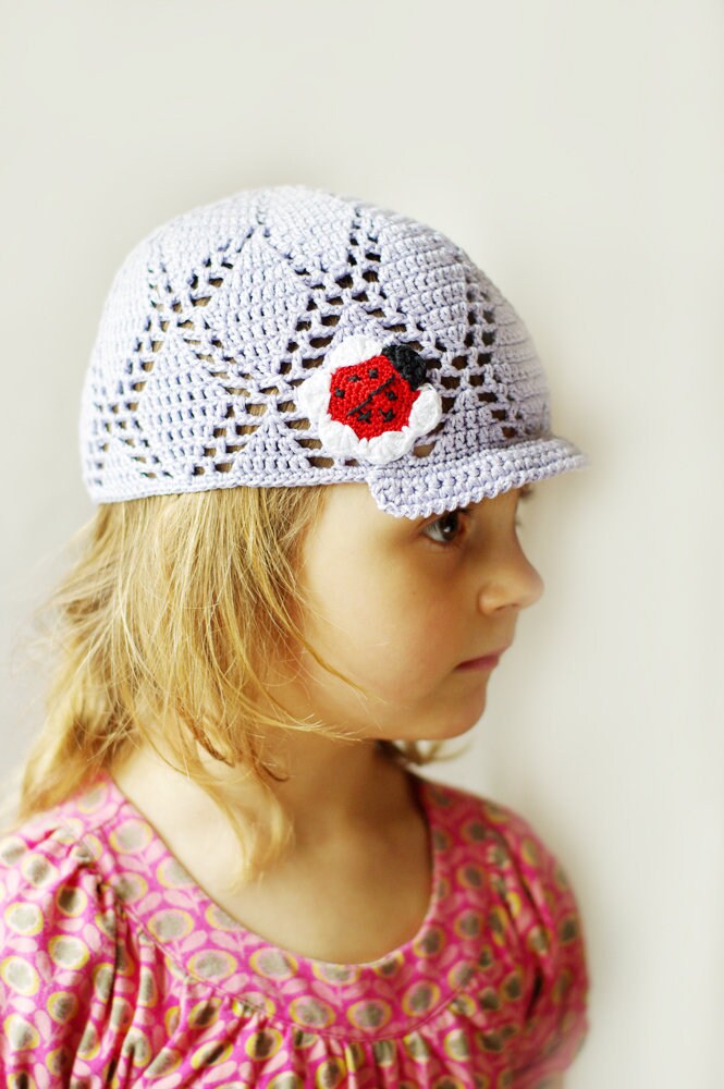 Kinder Sonnenhut in Flieder Handgefertigte Baumwollspitze, Applikation Marienkäfer von ESTtoYou