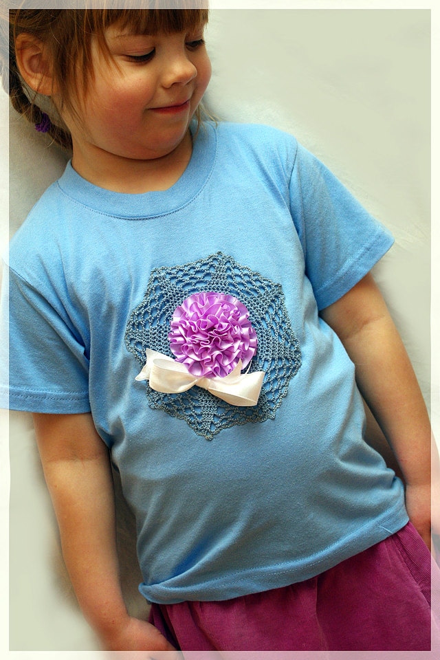 Kinder T-Shirt Blau Häkelspitze Mit Rosette Und Schleifenband | Gr. 94 von ESTtoYou