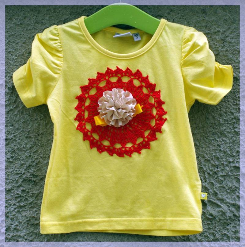 Mädchen Gelb T-Shirt Handgemachte Häkeldeckchen Applikation, Größe 98 von ESTtoYou