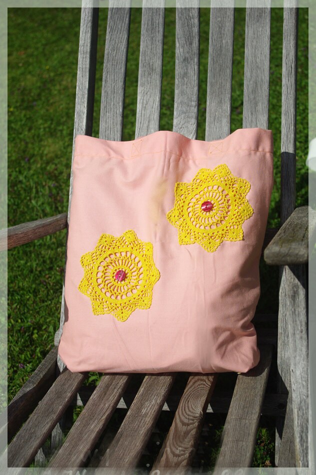 Pfirsichfarbene Tragetasche Mit Gelben Häkeldeckchen von ESTtoYou