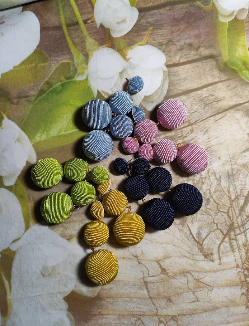 Rebecca De Ravenel Drei Kugel Bon Ohrringe Bon Ohrringe. Bonbons Multicolor Kugelohrringe von ESavenko