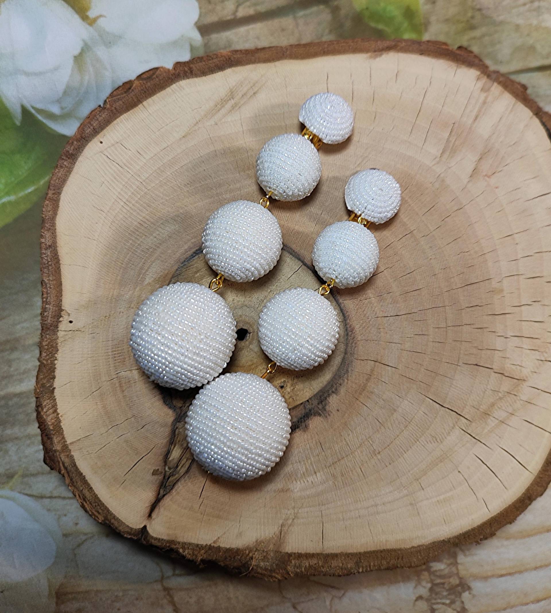 Diese Hübschen Ohrringen Wurden Von Rebecca Ravenel Zusammengestellt Perlen-Bonbon-Ohrringe von ESavenko