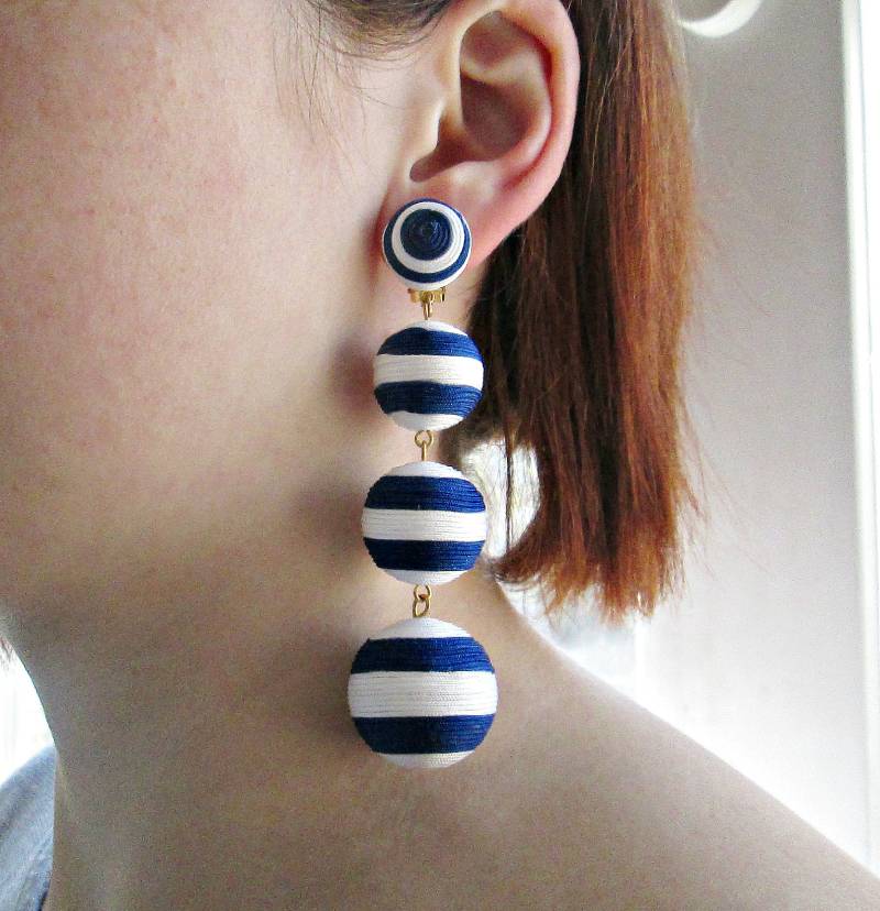 Gehäkelte Ball Ohrringe Navy Blau & Weiß Bonbon Stil von ESavenko