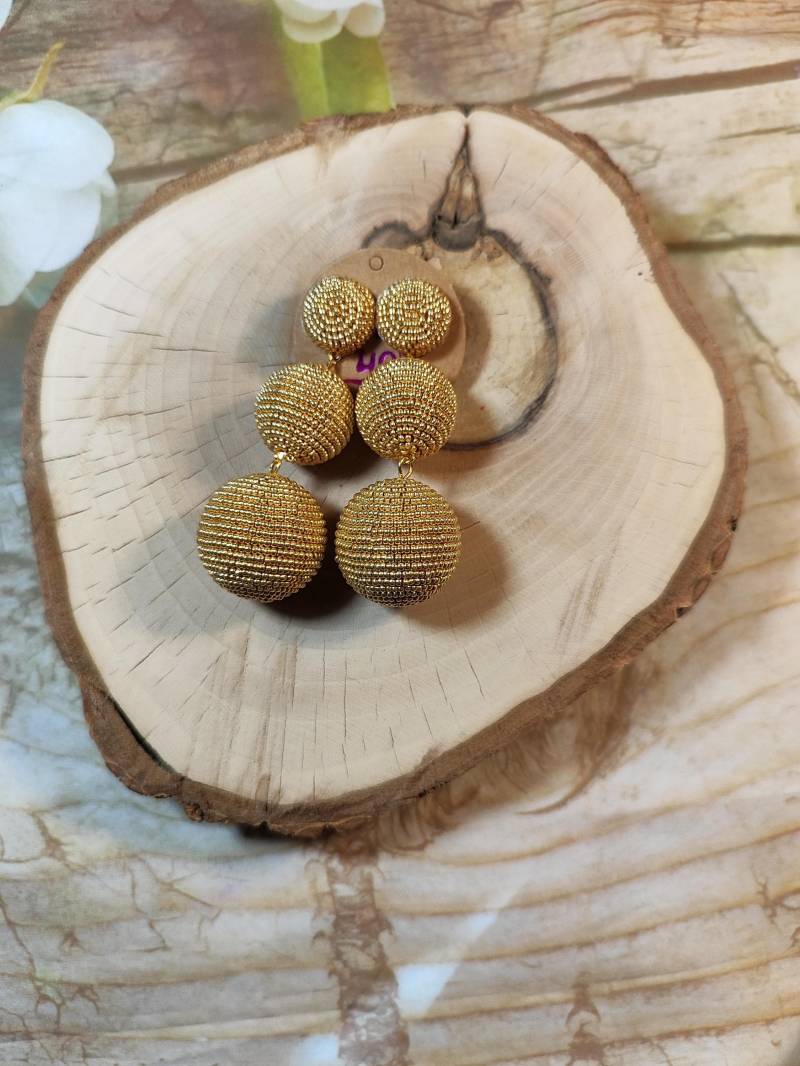 Gold Metallic Häkeln Drei Ball Ohrringe Rebecca Ravenel Stil Beaded Bonbon Style von ESavenko