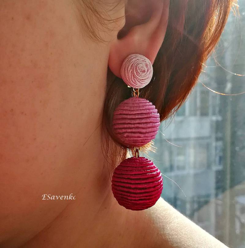 Ombre Cord Ball Tropfen Ohrringe Pink & Blau Bonbon Style von ESavenko