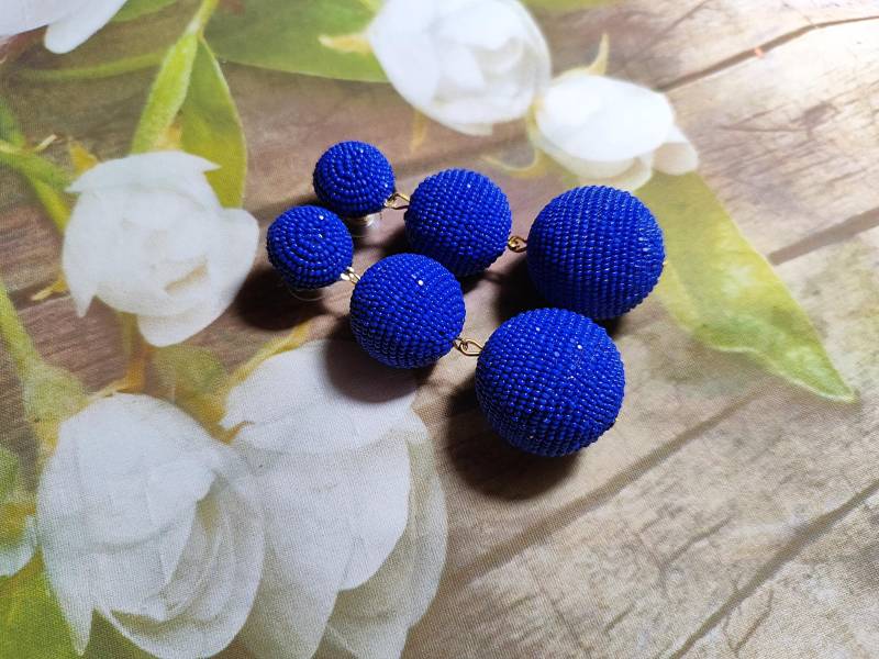 Royalblaue Gehäkelte Drei Kugelohrringe Im Rebecca Ravenel/Bon Stil von ESavenko