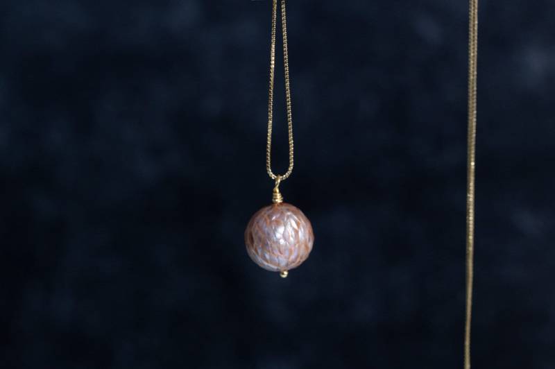 Natürlicher Mauve Pink Handgeschnitzter Edison Anhänger, Echter Runder Perlen Anhänger Mit Gold-Einstellung Und Kette Brautjungfern Natürlicher Mauve Pink Handgeschnitzter Edison Anhänger, Echter Runder Perlen Anhänger Mit Gold-Einstellung Und Kette Brautjungfern von ETCJewelryInc