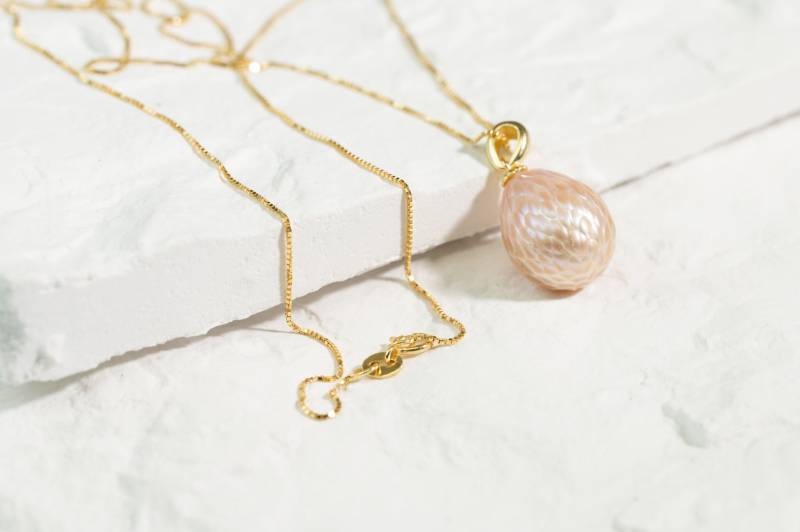 Natürlicher Rosa Handgeschnitzter Edison Perlen Anhänger, Echter Anhänger Mit Gold-Einstellung Und Kette Brautjungfern Muttertagsgeschenk von ETCJewelryInc