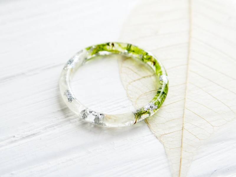 Harzring Weiße Kornblume Elfen Ehering Mit Moos & Silberflocken, Dünner Versprechensring von ETERNIADA