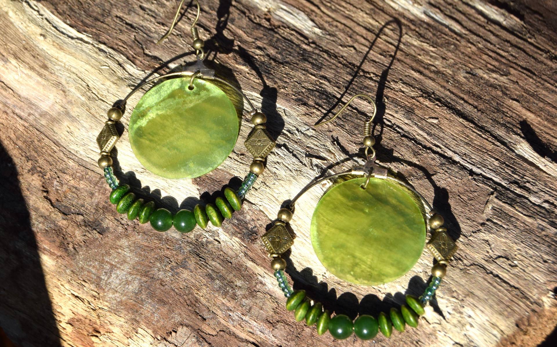 Bronzene Creolen Mit Grünen Und Khakifarbenen Perlen, Perlmuttschmuck, Bronzene Khakifarbene Ohrringe Bronzene Creolen Mit Grünen Und Khakifarbenen Perlen, Perlmuttschmuck, Bronzene Khakifarbene Ohrringe von ETHNICFEATHER