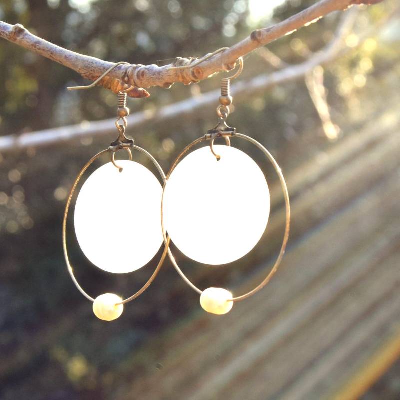 Bronzene Creolen Mit Natürlichen Süßwasserperlen Und Perlmuttscheiben - Handgemachter Sommer-strandschmuck von ETHNICFEATHER