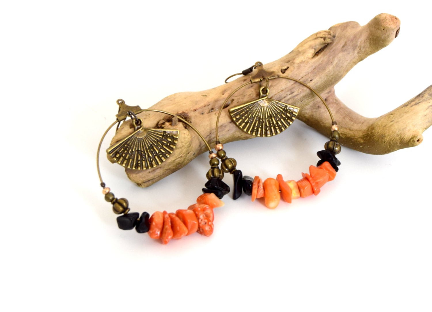 Hoop Ohrringe Korallen Und Onyx Bronze-Fan Hoop Ohrringe Korallen Und Onyx Bronze-Fan von ETHNICFEATHER