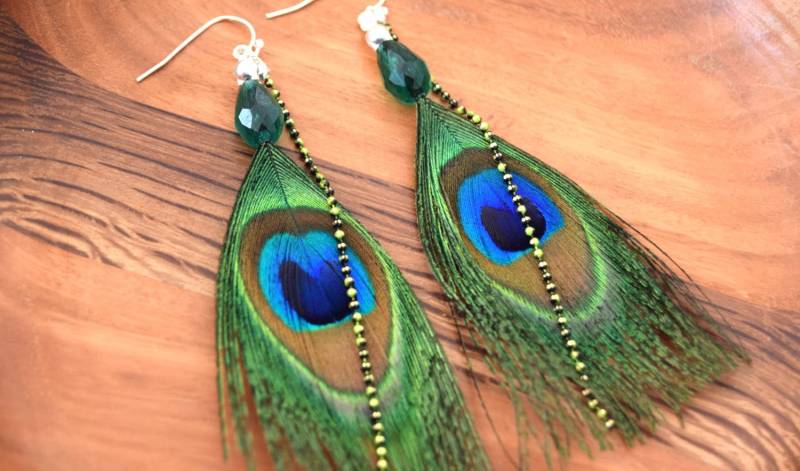 Olathe Pfauenfeder-Ohrring, Facettierte Kristallperle Olathe Pfauenfeder-Ohrring, Facettierte Kristallperle von ETHNICFEATHER