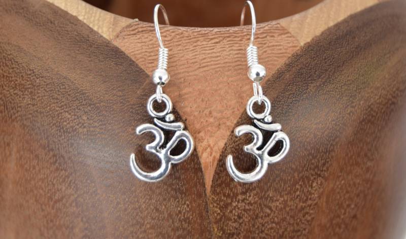 Om-Ohrringe, Silberne/Goldene Om-Clips Om-Ohrringe, Silberne/Goldene Om-Clips von ETHNICFEATHER