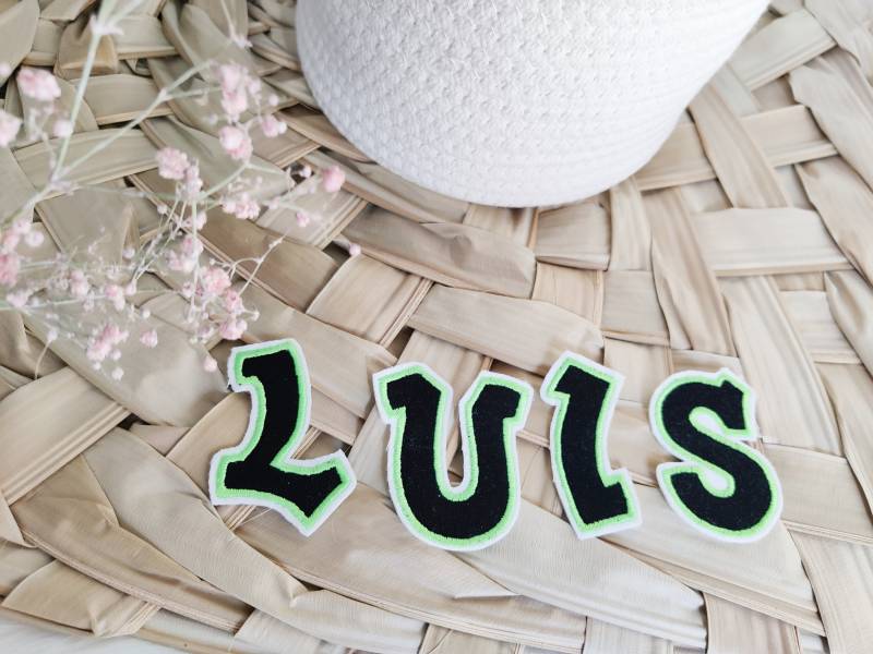 Name Namenszug Buchstaben Applikationen Schwarz Neon Umrandet von ETeast2011