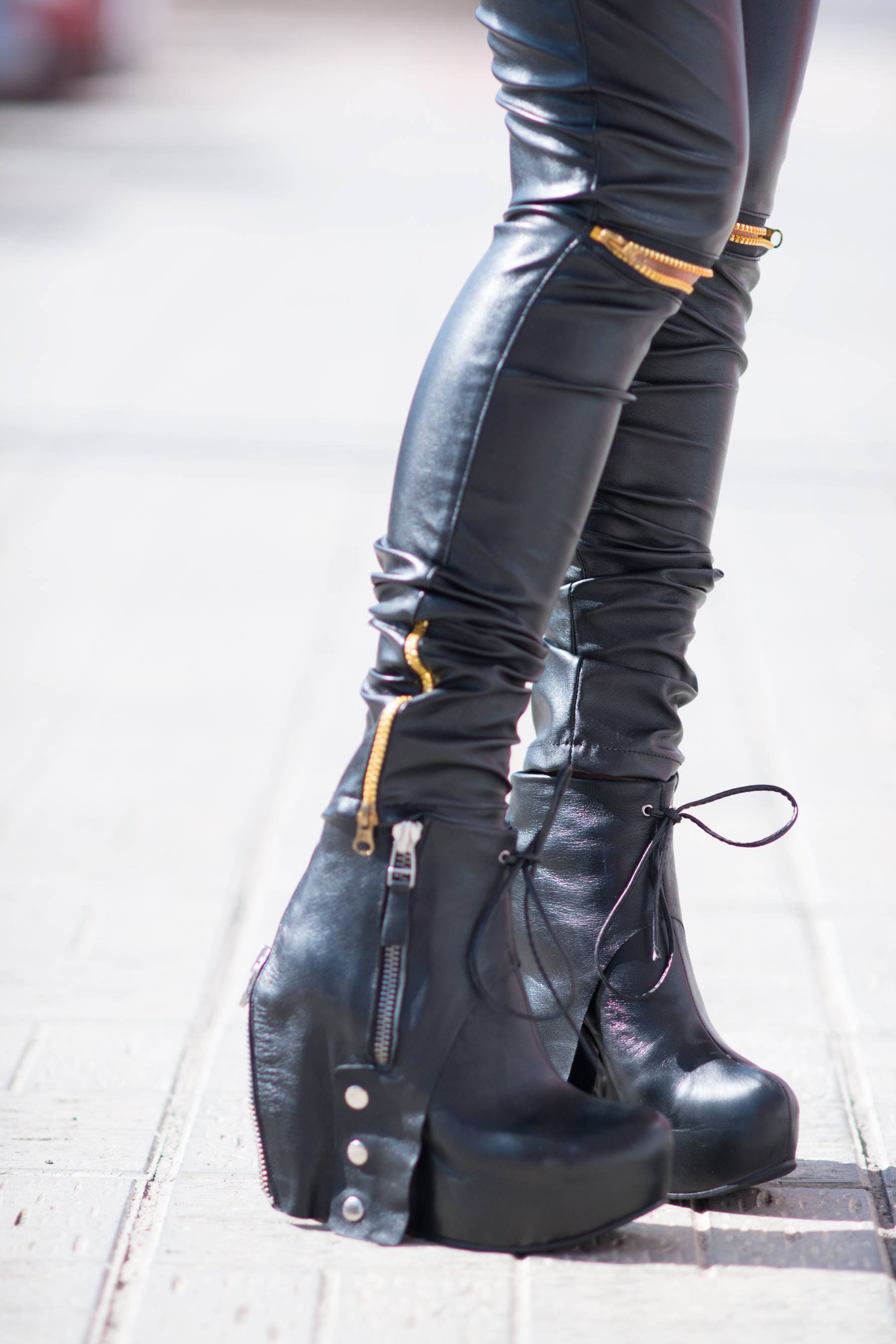 Schwarze Leder Keil Turnschuhe - High Heel, Edgy Fashion von EUGfashion