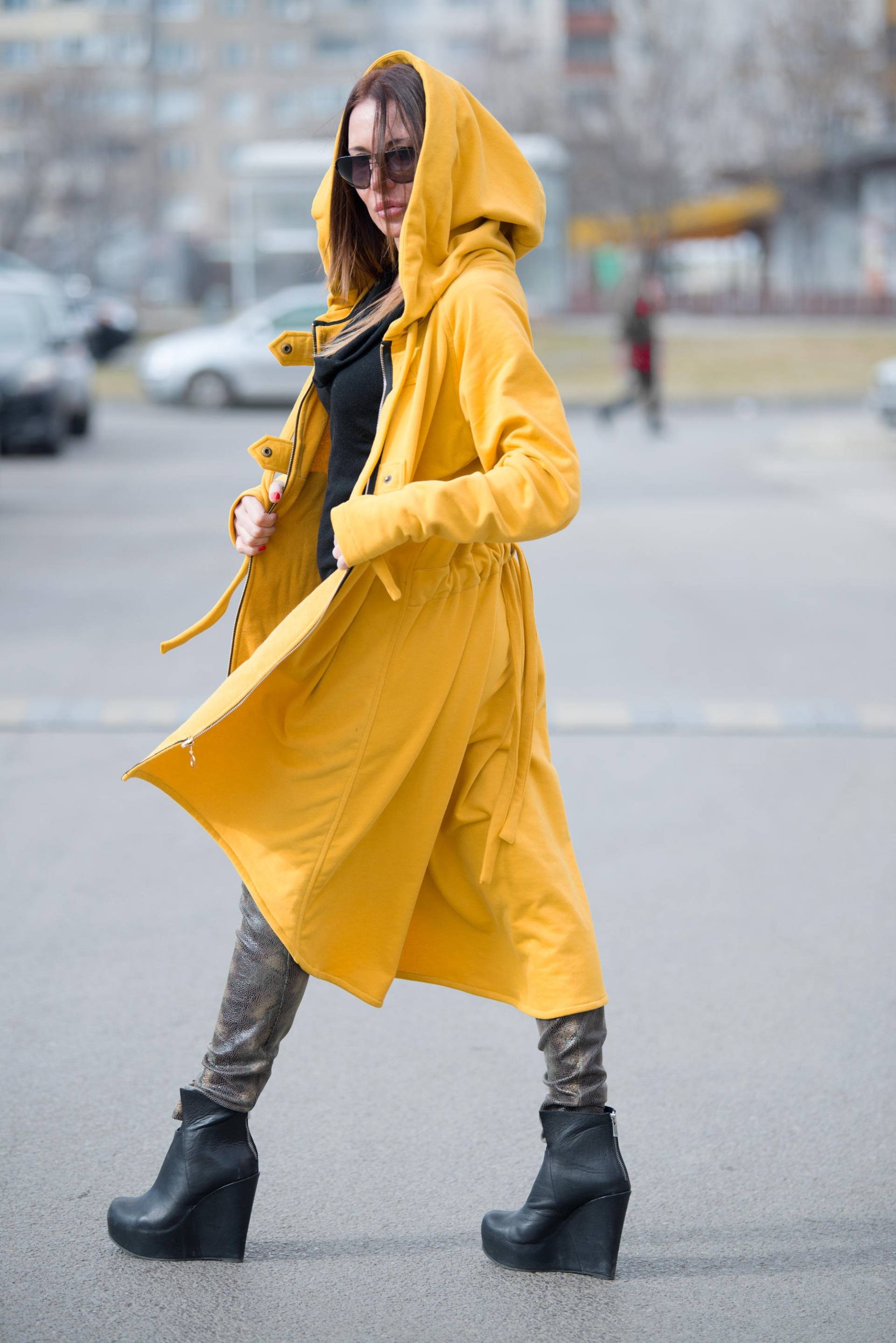 Senfgelbe Winterjacke Mit Kapuze, Trenchcoat in Übergröße von EUGfashion