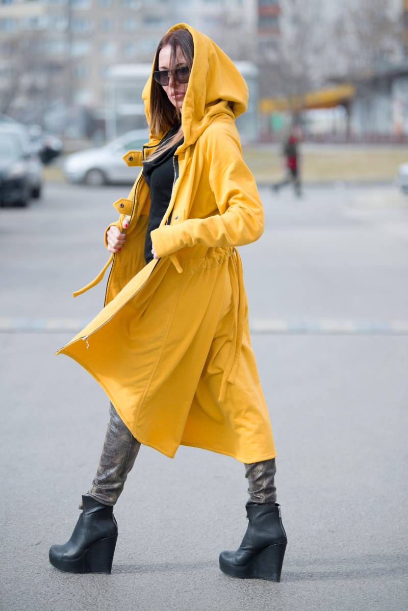 Senfgelbe Winterjacke Mit Kapuze, Trenchcoat in Übergröße von EUGfashion