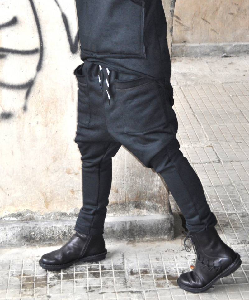 Warme Schwarze Hose, Lockere Lässige Haremshose Mit Schritt Schritt, Extravagante Vordertaschen Leggings Megan - Pa0758W3 Warme Schwarze Hose, Lockere Lässige Haremshose Mit Schritt Schritt, Extravagante Vordertaschen Leggings Megan - Pa0758W3 von EUGfashion