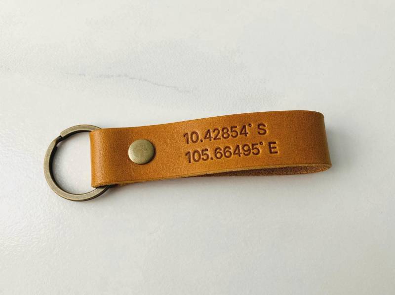 Gps Koordinaten Schlüsselanhänger 06/Personalisierter Aus Leder Geschenk Zum 3.jahrestag Gps Koordinaten Schlüsselanhänger 06/Personalisierter Aus Leder Geschenk Zum 3.jahrestag von EUNJOSTUDIO