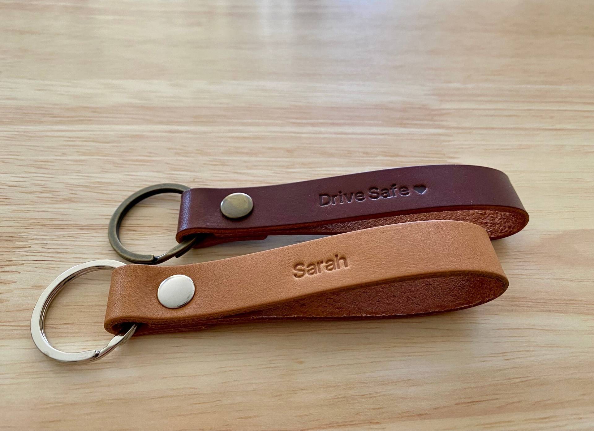 Paar Leder Schlüsselanhänger 08/Set Mit Zwei Personalisierten Schlüsselanhängern Geschenk Zum 3 Paar Leder Schlüsselanhänger 08/Set Mit Zwei Personalisierten Schlüsselanhängern Geschenk Zum 3 von EUNJOSTUDIO