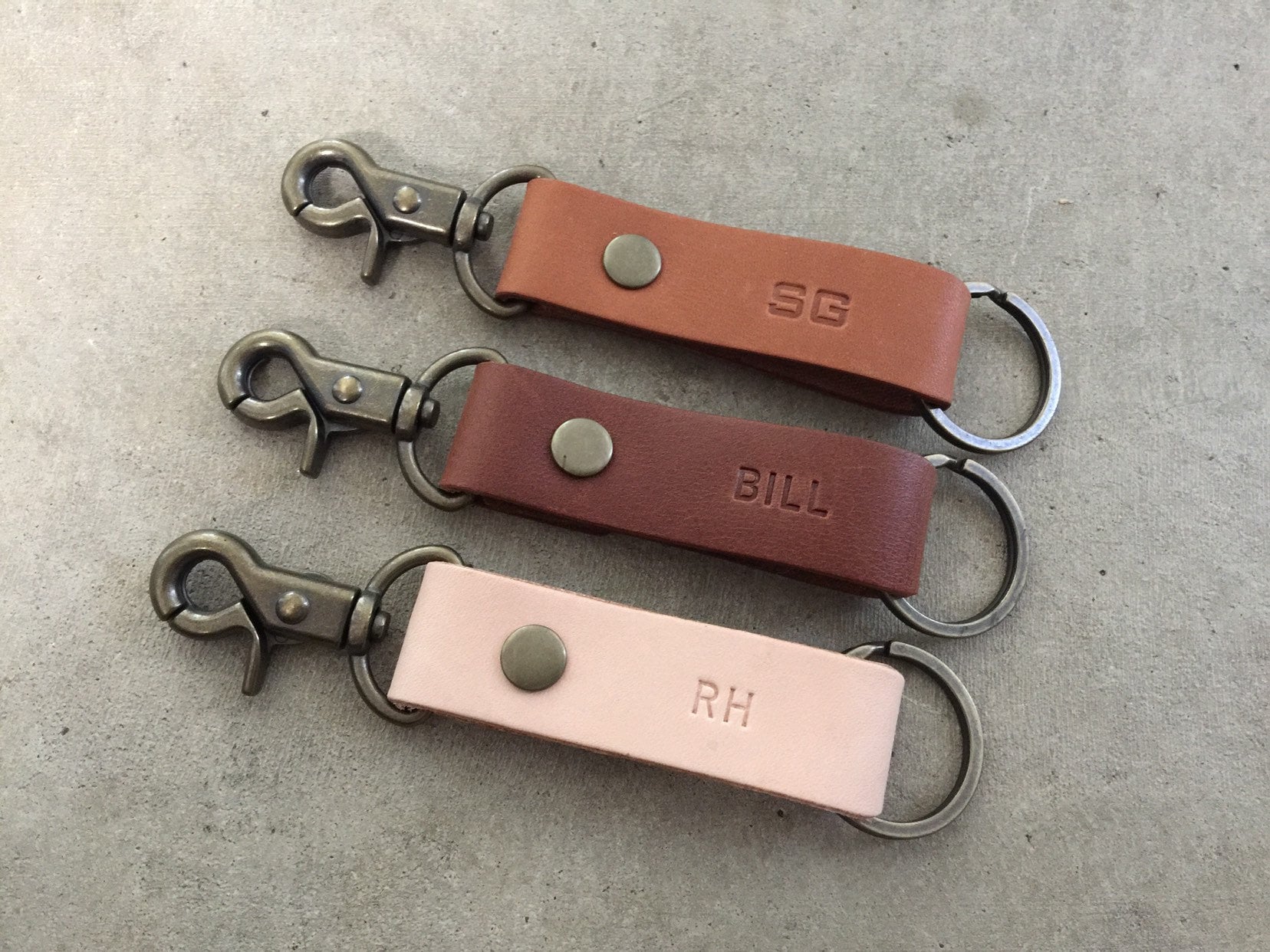 Personalisierte Leder Schlüsselanhänger 02 Hot Stamped Kuhleder Personalisierte Leder Schlüsselanhänger 02 Hot Stamped Kuhleder von EUNJOSTUDIO