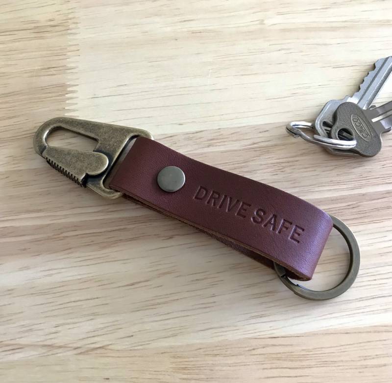 Personalisierter Leder Schlüsselanhänger 06/Geschenk Für Ihn von EUNJOSTUDIO