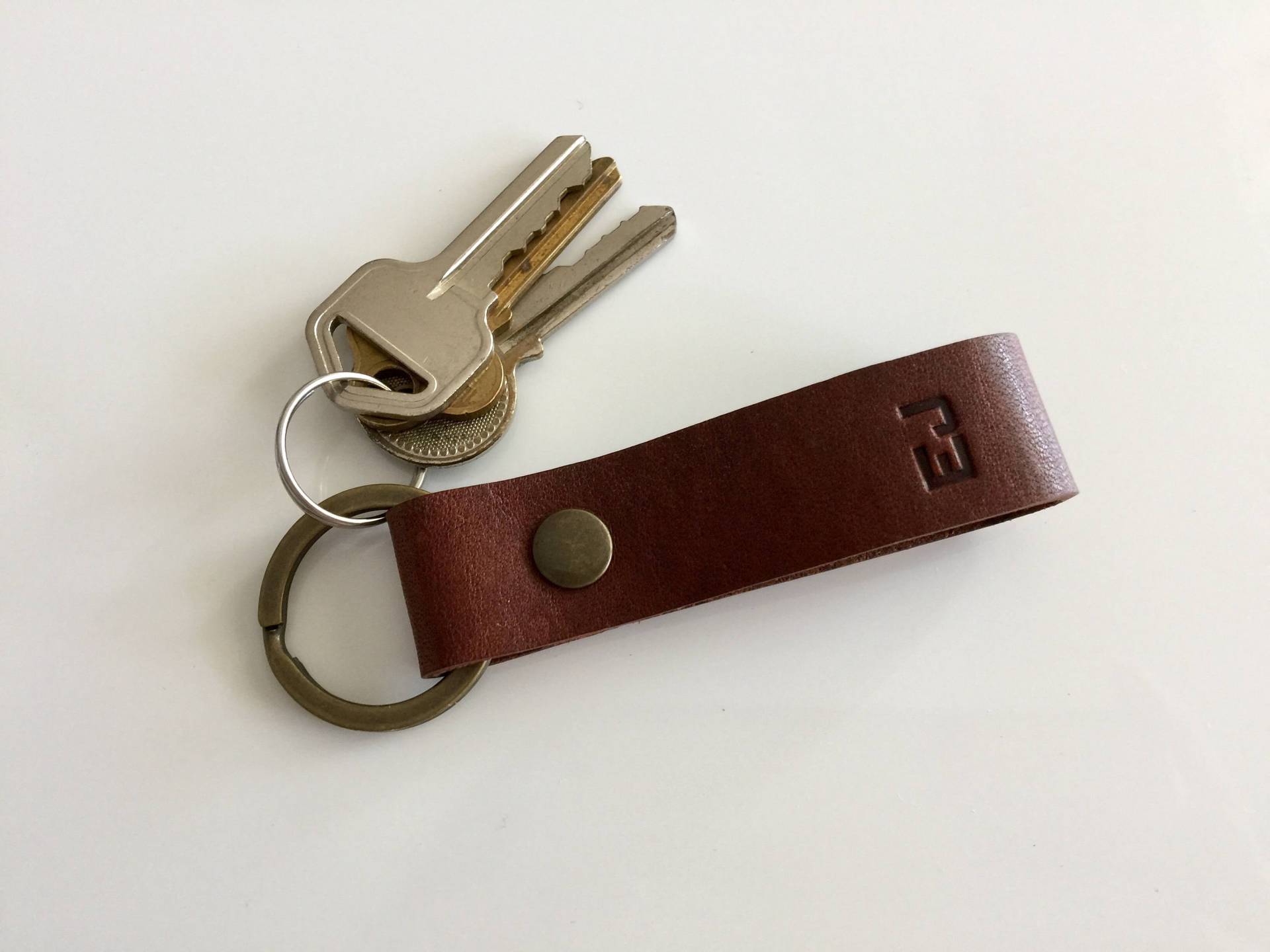 Personalisierter Schlüsselanhänger Aus Leder 05 Initial Schlüsselanhänger, Pflanzlich Gegerbt Personalisierter Schlüsselanhänger Aus Leder 05 Initial Schlüsselanhänger, Pflanzlich Gegerbt von EUNJOSTUDIO