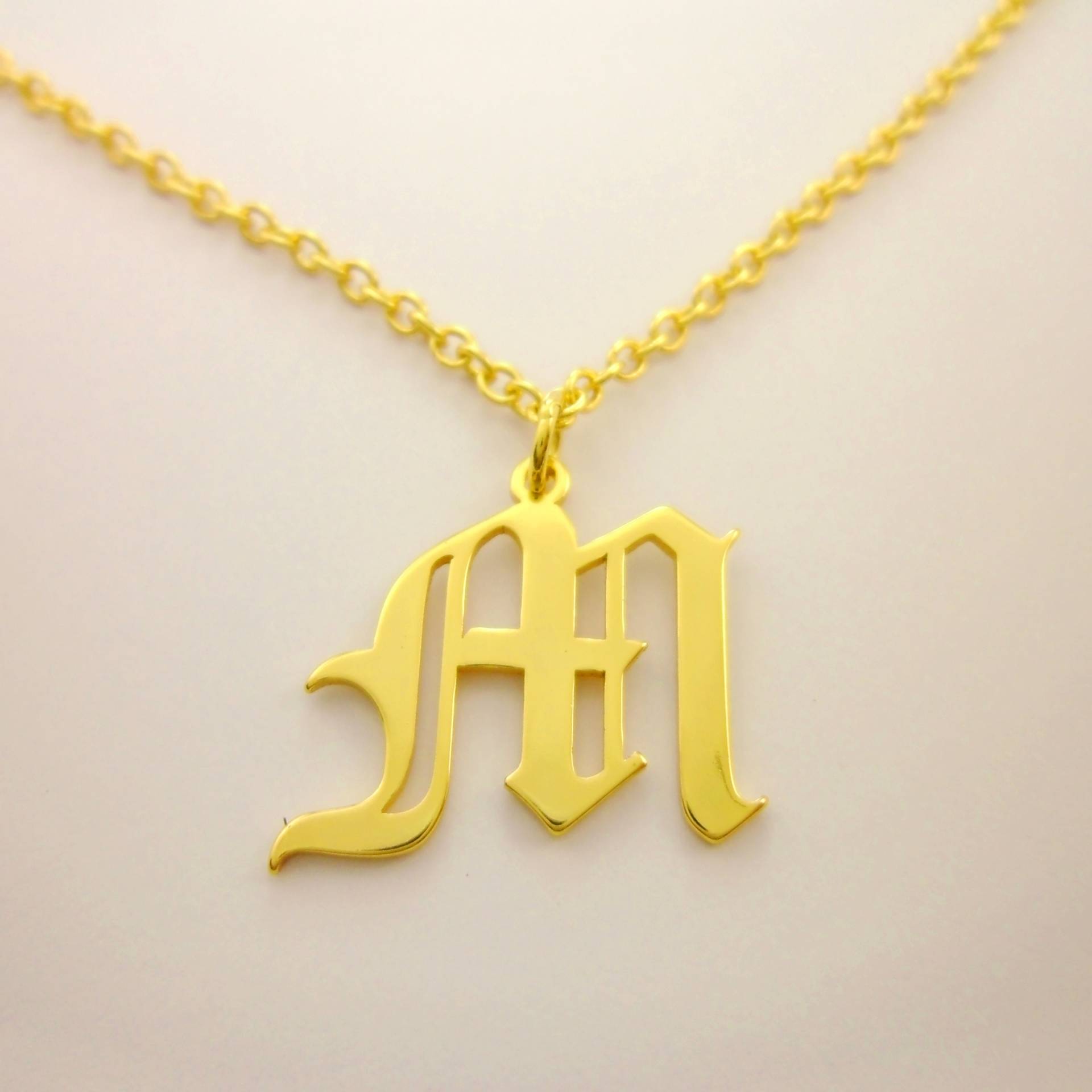 Bulk 10stk Handgemachte Zierliche 18K Gelbgold Filled Old English Gothic Name Charm Buchstabe M Initial Custom Halsketten Hochzeit, Fabriklieferant von EUSUPPLIES