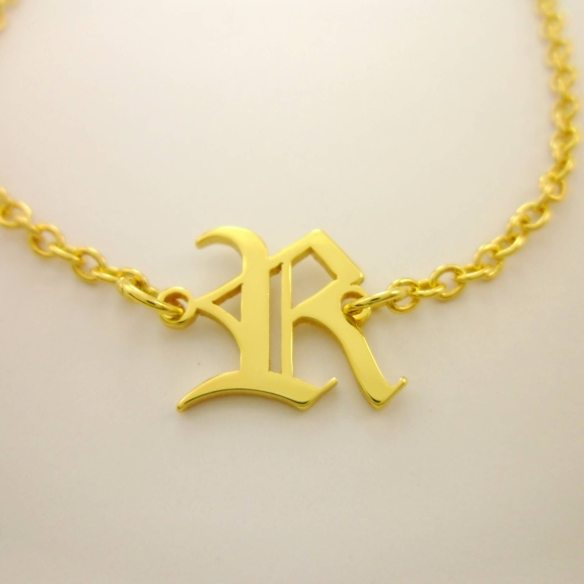 Bulk 10stk Handgemachte Zierliche 18K Gelbgold Filled Old English Gothic Name Charm Buchstabe R Initial Custom Armbänder Hochzeit, Fabriklieferant von EUSUPPLIES