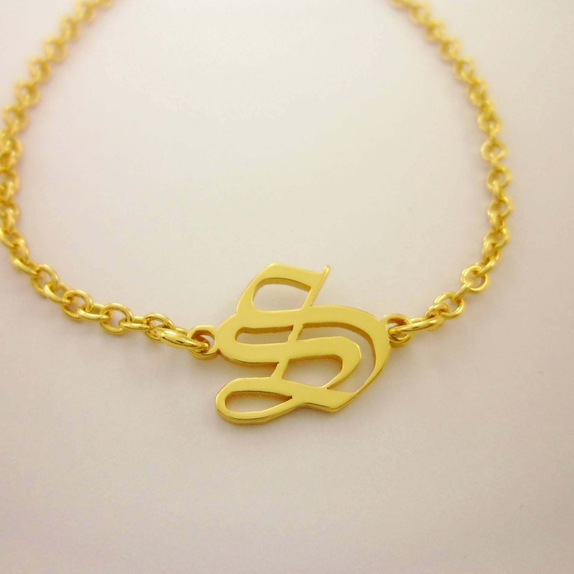 Bulk 10stk Handgemachte Zierliche 18K Gelbgold Filled Old English Gothic Name Charm Buchstabe S Initial Custom Armbänder Hochzeit, Fabriklieferant Bulk 10stk Handgemachte Zierliche 18K Gelbgold Filled Old English Gothic Name Charm Buchstabe S Initial Custom Armbänder Hochzeit, Fabriklieferant von EUSUPPLIES