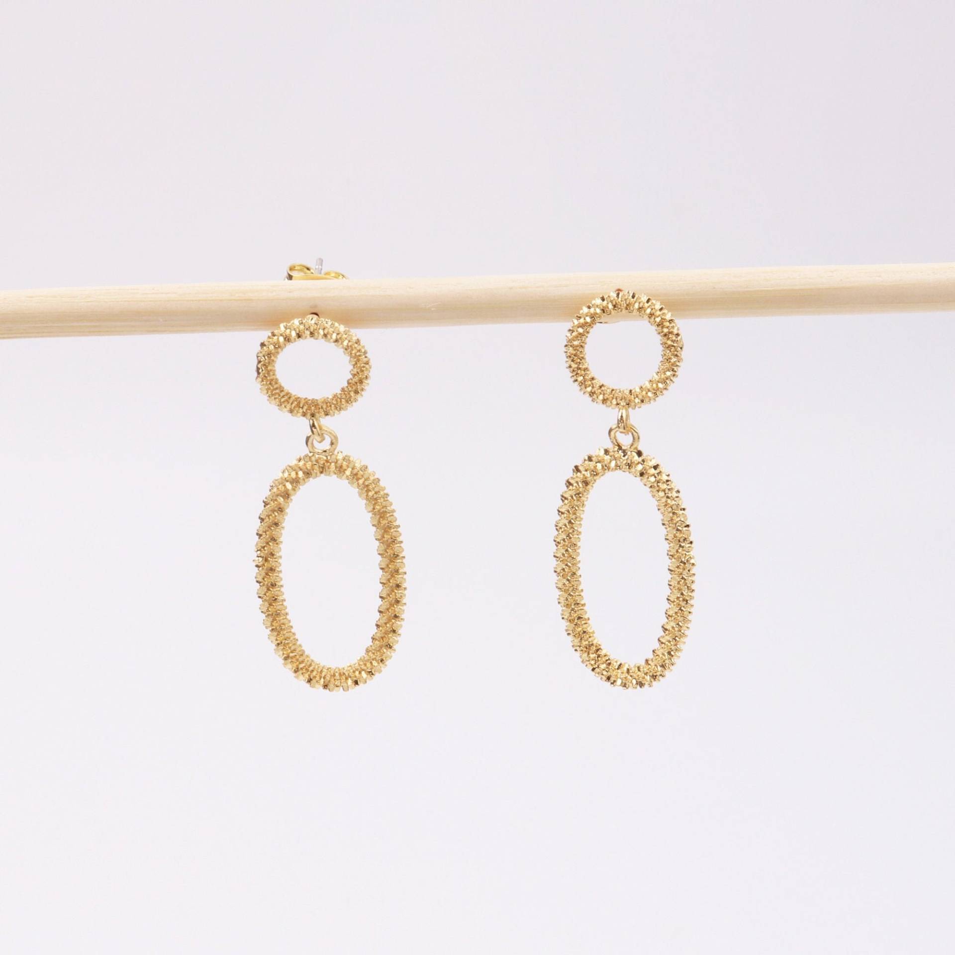 Custom Handmade 1 Paar Zierliche 27, 2mm 18Kt Gold Filled Oval Swing Anhänger Ohrringe Leichte Minimal Mode Boutique Marken von EUSUPPLIES