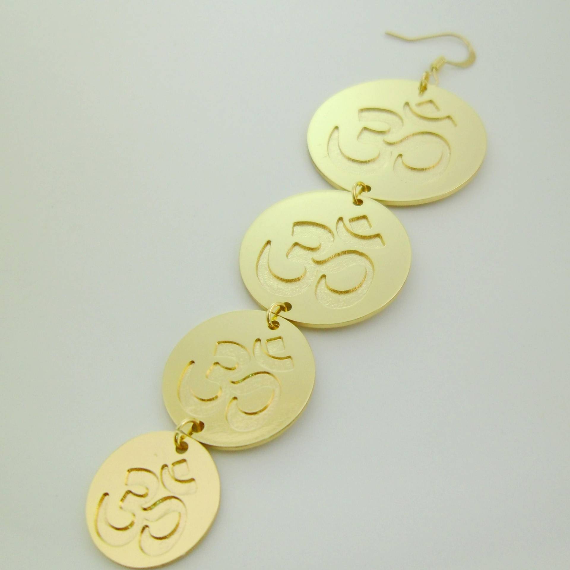 Einzigartige Und Handgefertigte Glänzend Gold Om ॐ Große Multi-Runde Scheiben Ohrringe Spirituelle Meditation Geschenke Positive Energie Einzigartige Und Handgefertigte Glänzend Gold Om ॐ Große Multi-Runde Scheiben Ohrringe Spirituelle Meditation Geschenke Positive Energie von EUSUPPLIES
