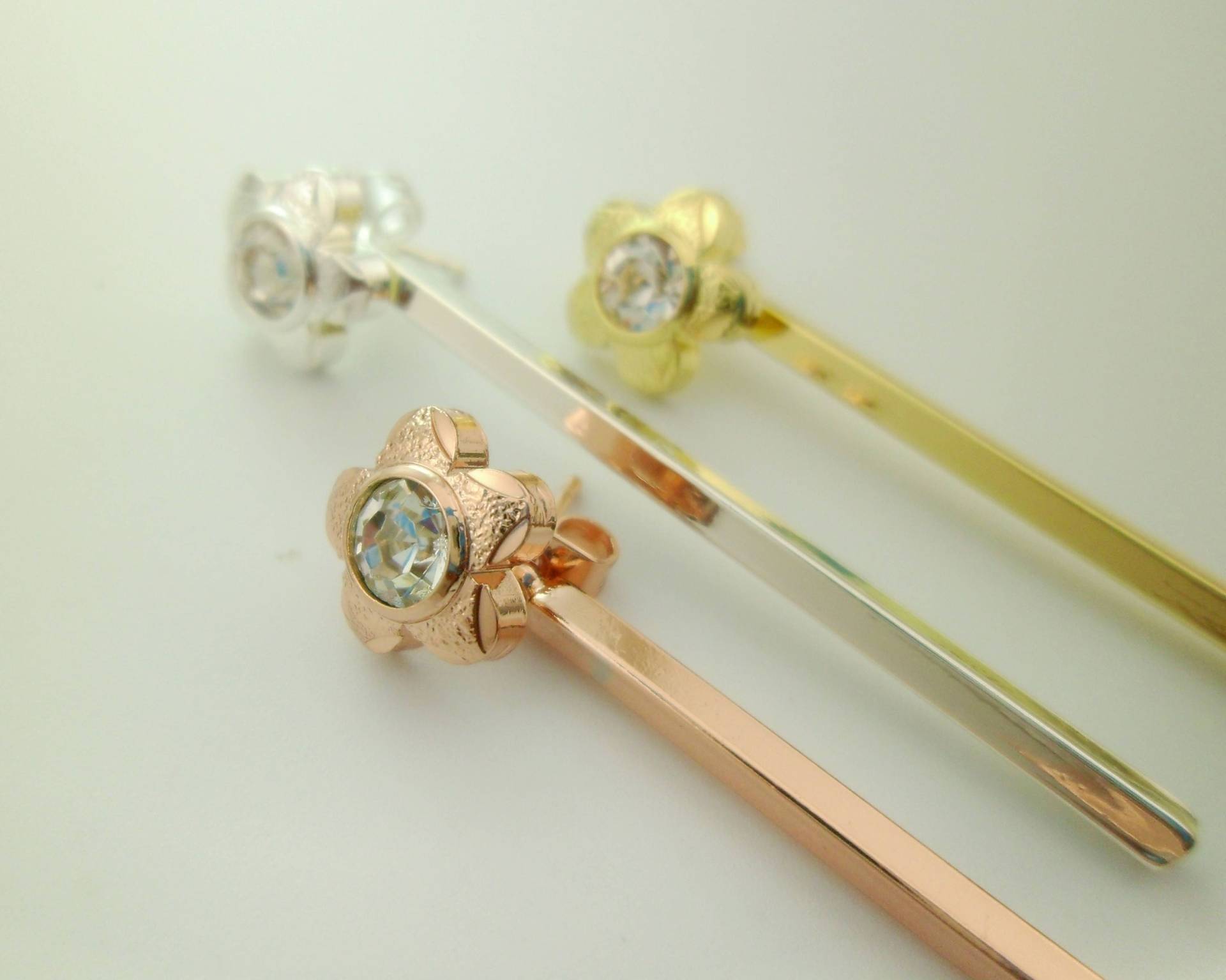 Handgemacht & Zierlich 4Pcs | 2 Paare Shiny Gold, Silber Und Rose Gold Von Hand Geschnitten Blume Mit Bar Ohrringe Funkeln Diamant Initialen Handgemacht & Zierlich 4Pcs | 2 Paare Shiny Gold, Silber Und Rose Gold Von Hand Geschnitten Blume Mit Bar Ohrringe Funkeln Diamant Initialen von EUSUPPLIES