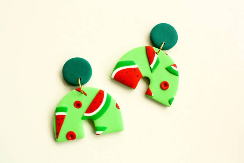 Wassermelonenzucker/Bogenform Polymer-Tonohrring Statement-Zubehör Handgefertigter Schmuck Wassermelonenzucker/Bogenform Polymer-Tonohrring Statement-Zubehör Handgefertigter Schmuck von EVEclays