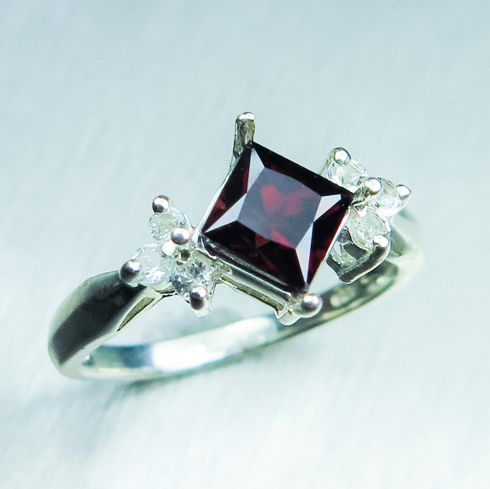 Zertifizierte 1.5Cts Natürlicher Roter Zirkon Princess Cut 925 Sterling Silber, 9Ct, 14K, 18K, 375, 585, 750 Gelb, Weiß, Roségold Ring S von EVGAD