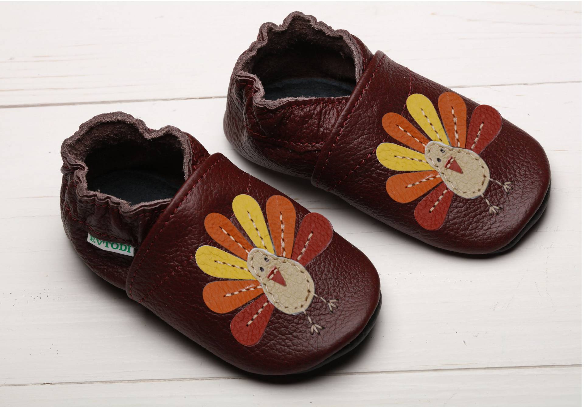 Kastanienbraune/Burgundy Krabbelschuhe Leder, Säugling Kleinkind-Schuhe, Baby-Booties Mokassins, Mädchen, Junge, Pfauenbaby, Truthahn-Baby-Geschenke von EVTODI