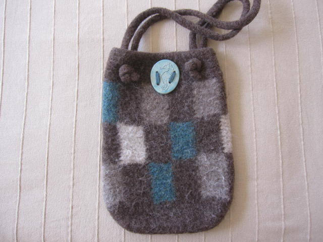 Grau Und Petrol Strick Gefilzt Handtasche, Karierte Wolltasche Mit Seepferdchen Keramik Mittelpunkt, Lässige Gefilzte Umhängetasche von EWEBAGS