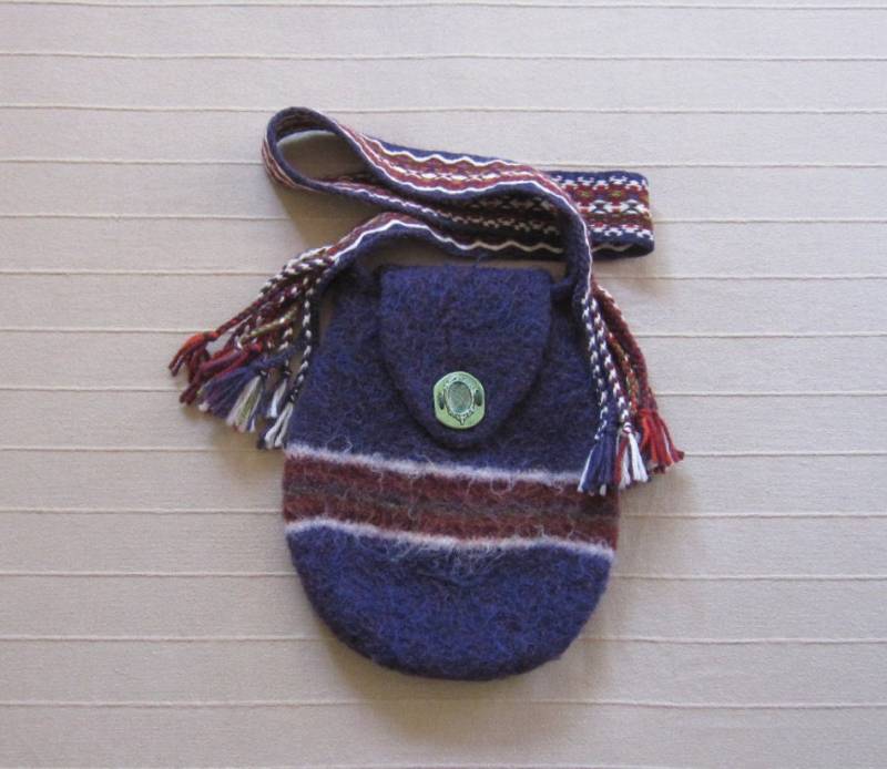 Indigo Strickgefilzte Umhängetasche, Kardierter Gurt Mit Wellenmuster von EWEBAGS