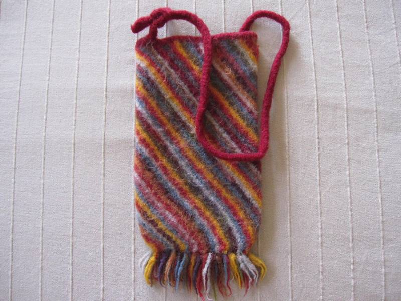 strick Gefilzte Regenbogen Umhängetasche, Handy & Brieftasche Tasche von EWEBAGS