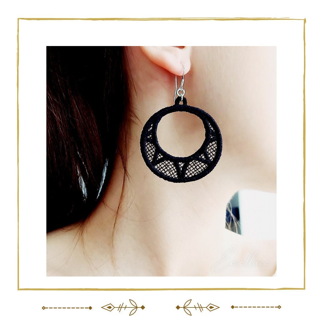 Runde Lace Ohrringe Mit Netz, Perfekt Für Ein Geschenk Durchbrochener Schmuck, Einzigartige Ultraleichte Ohrringe, Tiefschwarze Farbohrringe Runde Lace Ohrringe Mit Netz, Perfekt Für Ein Geschenk Durchbrochener Schmuck, Einzigartige Ultraleichte Ohrringe, Tiefschwarze Farbohrringe von EXCELLACE