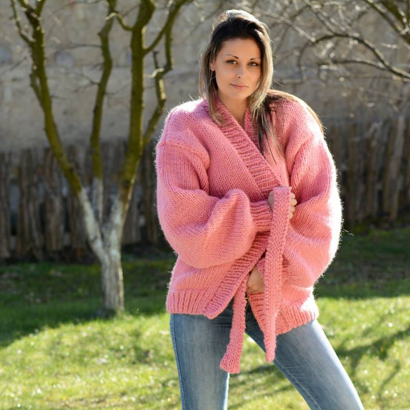Designer Handgestrickte Wolle Strickjacke Oversize Pink Dicke Grobstrick Mantel Weiche Pullover Jacke Von Extravagantza von EXTRAVAGANTZA
