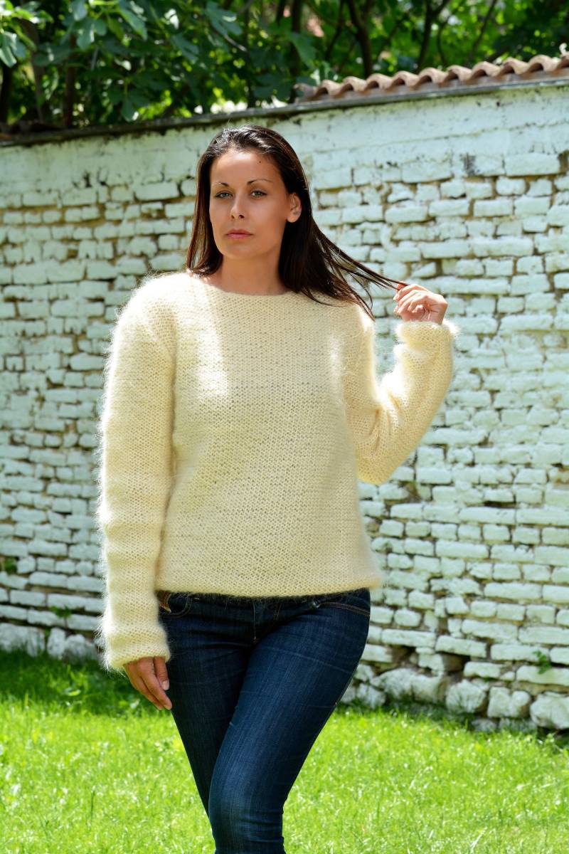Designer Handgestrickter Mohair U-Boot-Ausschnitt Pullover Off White Color Fuzzy Rundhalspullover Jersey Von Extravagantza von EXTRAVAGANTZA